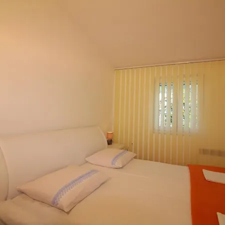 Centre Free Parking 1&2 Floor Макарска