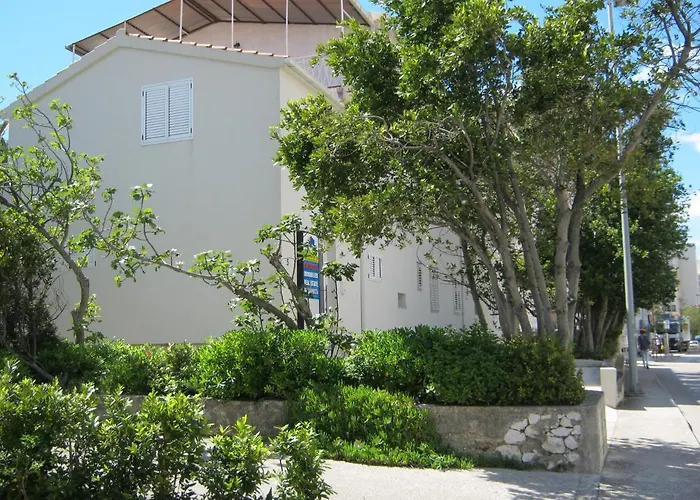 Centre Free Parking 1&2 Floor